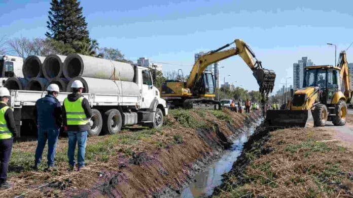 Maquinaria vial e hídrica trabajando en la limpieza de un canal y la colocación de tubos en la ciudad de Santa Fe.