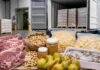 Exportaciones con sello argentino crecieron 15% y la carne quedó al frente Productos agroalimentarios argentinos listos para exportación frente a un contenedor de carga, con carne vacuna, maní, papa prefrita congelada, calamar y peras.