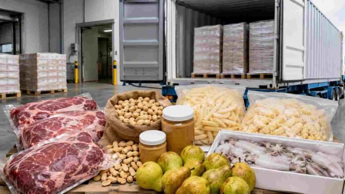 Productos agroalimentarios argentinos listos para exportación frente a un contenedor de carga, con carne vacuna, maní, papa prefrita congelada, calamar y peras.