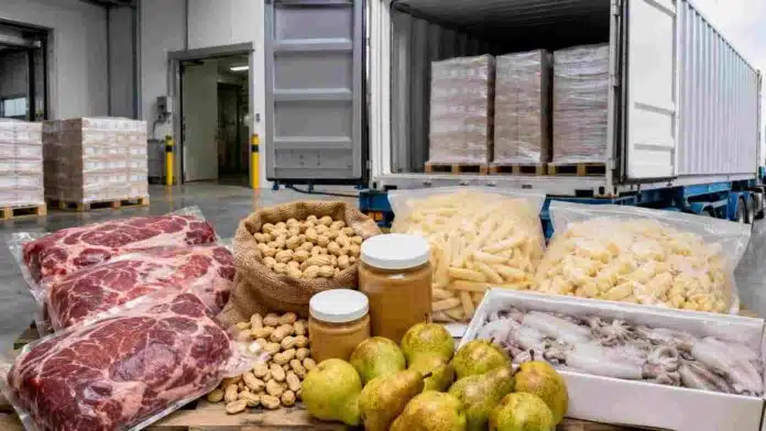 Productos agroalimentarios argentinos listos para exportación frente a un contenedor de carga, con carne vacuna, maní, papa prefrita congelada, calamar y peras.