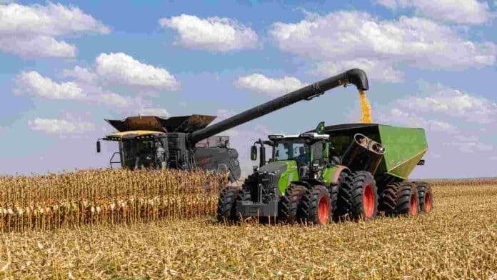 fendt-ideal-9t-record-cosecha-maiz-brasil Cosechadora Fendt IDEAL 9T descargando maíz sobre una tolva durante una jornada de cosecha en Brasil.