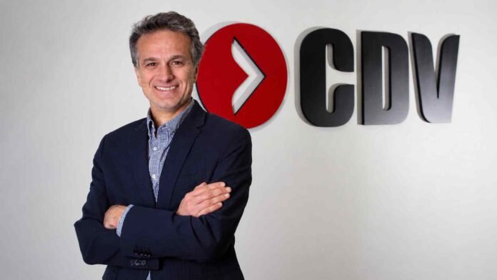 fernando-matticoli-cdv-1200x675 Fernando Matticoli, director Comercial de CDV, frente al logo de la compañía.