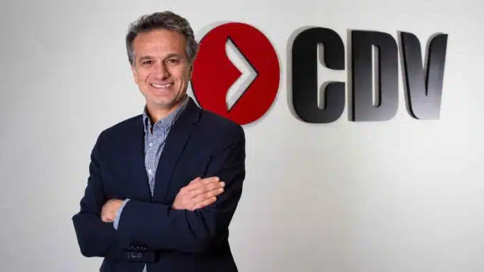 Fernando Matticoli, director Comercial de CDV, frente al logo de la compañía.