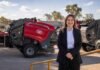 Eficiencia energética: la tecnología que busca bajar costos en el campo Ejecutiva de Massey Ferguson junto a maquinaria agrícola, en una imagen vinculada a eficiencia energética y ahorro de combustible.