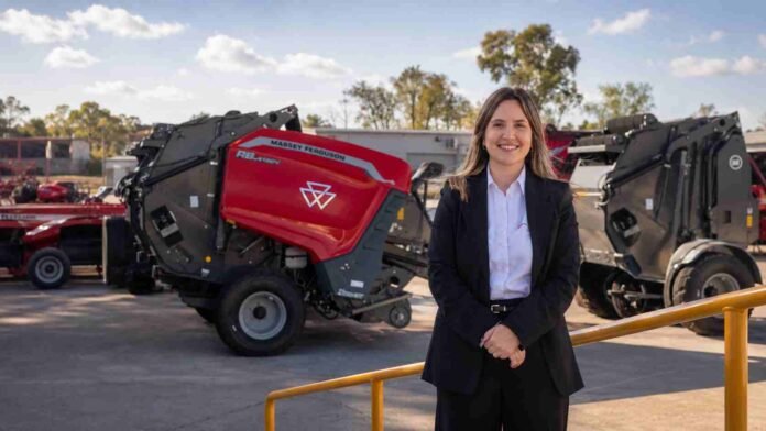 gerente-comercial-massey-ferguson-maquinaria-agricola Ejecutiva de Massey Ferguson junto a maquinaria agrícola, en una imagen vinculada a eficiencia energética y ahorro de combustible.