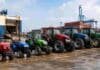 Tractores chinos: ya representan hasta el 72% de las importaciones en algunos segmentos Tractores de distintas potencias alineados en una terminal portuaria, listos para su ingreso al mercado de maquinaria agrícola.