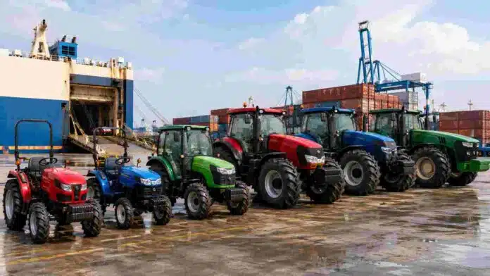 Tractores de distintas potencias alineados en una terminal portuaria, listos para su ingreso al mercado de maquinaria agrícola.
