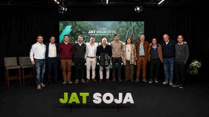 Foto grupal de especialistas y referentes durante la Jornada de Actualización Técnica JAT Soja 2026, realizada por DONMARIO.