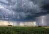 Lluvias y tormentas en 9 provincias: serán fuertes en Entre Ríos Tormenta con intensas cortinas de lluvia y un fuerte relámpago sobre campos agrícolas de la Argentina