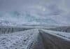 El SMN alerta por nevadas, viento y Zonda en Cuyo y el NOA Tormenta de nieve sobre la cordillera de los Andes en Cuyo, con viñedos y frutales cubiertos de nieve.
