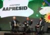 Reglas de juego para el agro: Iraeta y Fariña, sobre desregulación y competitividad Tres especialistas participan de un panel en el Auditorio Aapresid durante el congreso, con una pantalla institucional de fondo.