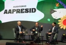 Reglas de juego para el agro: Iraeta y Fariña, sobre desregulación y competitividad Tres especialistas participan de un panel en el Auditorio Aapresid durante el congreso, con una pantalla institucional de fondo.