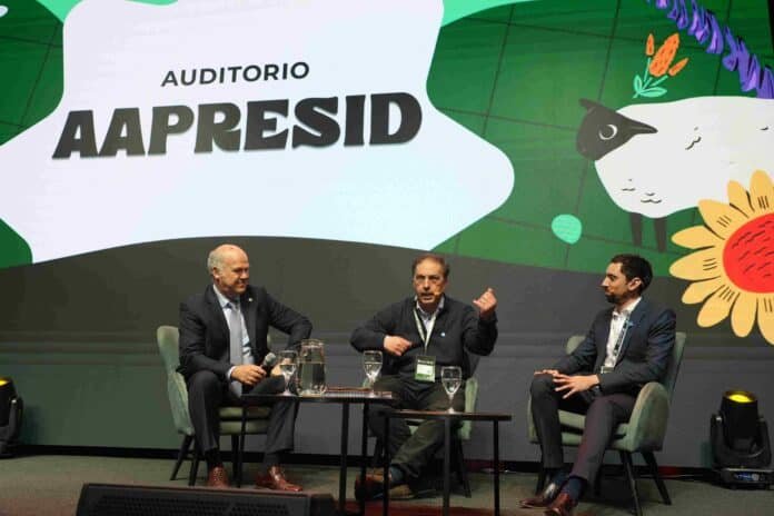 Tres especialistas participan de un panel en el Auditorio Aapresid durante el congreso, con una pantalla institucional de fondo.