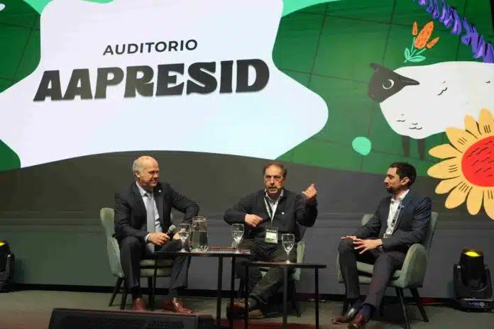 panel-auditorio-aapresid-2026 Tres especialistas participan de un panel en el Auditorio Aapresid durante el congreso, con una pantalla institucional de fondo.