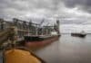 Una medida de fuerza frena la operatoria portuaria y amenaza las exportaciones Buques cerealeros detenidos junto a una terminal agroexportadora por el paro de prácticos en los puertos argentinos.