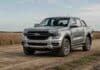 Se dio vuelta la historia: comprar una pick up en Argentina ahora sale menos que en Brasil Pick-up Ford estacionada sobre un camino rural junto a un campo agrícola.