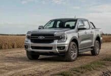 Se dio vuelta la historia: comprar una pick up en Argentina ahora sale menos que en Brasil Pick-up Ford estacionada sobre un camino rural junto a un campo agrícola.