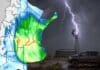 Las lluvias ganan fuerza hasta el 24 de agosto: dónde se esperan los mayores acumulados. Pronóstico de lluvias en Argentina hasta el 24 de agosto de 2026 junto a una tormenta rural con relámpago, molino, tanque australiano y camioneta embarrada.