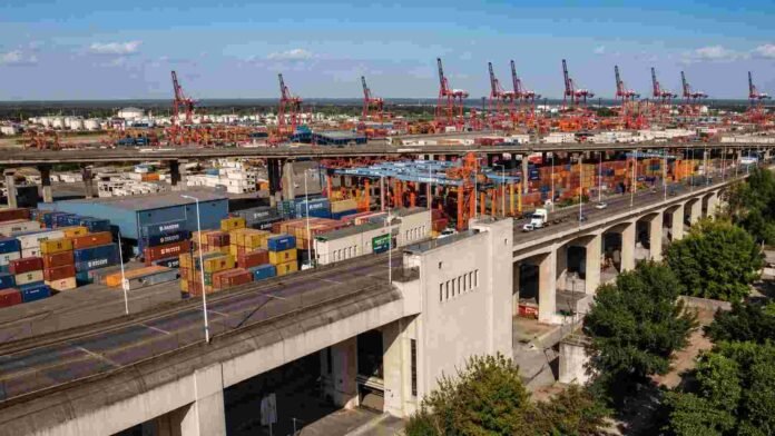 puerto-contenedores-exportaciones-santa-fe-2026 Terminal portuaria con contenedores y grúas, vinculada al crecimiento de las exportaciones de Santa Fe durante el primer semestre de 2026.