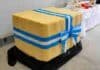 El queso de una tonelada que será rematado por porciones en Córdoba Queso de 1.000 kilos elaborado en Villa Nueva, decorado con cintas celestes y blancas para su subasta solidaria.