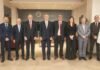 La Bolsa de Cereales y Quirno analizaron la agenda internacional de la agroindustria Autoridades y representantes del sector agropecuario posan durante una reunión institucional, junto a las banderas de Argentina y de una entidad rural