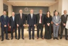La Bolsa de Cereales y Quirno analizaron la agenda internacional de la agroindustria Autoridades y representantes del sector agropecuario posan durante una reunión institucional, junto a las banderas de Argentina y de una entidad rural