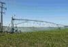 Producciones bajo riego ya pueden pedir el beneficio de IVA sobre la energía en Santa Fe Sistema de riego por pivote central funcionando sobre un cultivo agrícola en Santa Fe, con infraestructura eléctrica asociada.