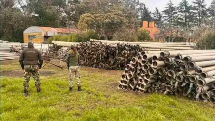 robo-equipos-riego-balcarce Policías rurales junto a caños y equipos de riego recuperados tras un robo en un establecimiento rural de Balcarce, Buenos Aires.