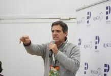 Rosgan cerró Aapresid con 1.500 cabezas y terneros hasta $6.020 por kilo Representante de Pastore y Cía. durante el remate de Rosgan en el Congreso Aapresid 2026.