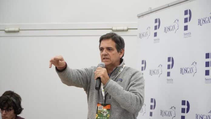 rosgan-remate-aapresid-2026 Representante de Pastore y Cía. durante el remate de Rosgan en el Congreso Aapresid 2026.
