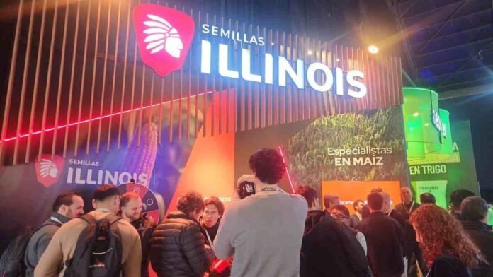 semillas-illinois-stand-especialistas-maiz Stand de Semillas Illinois con especialistas en maíz y asistentes durante una exposición agroindustrial.