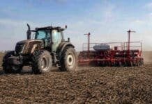 Avanza la siembra de girasol en el NEA y pisa el freno en el centro del país Tractor Valtra con sembradora Crucianelli realizando la siembra de girasol en un lote agrícola, con suelo trabajado y cielo despejado.