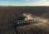 Maíz 2026/27: el área sembrada se mantendría en 8,4 Mha Tractor con sembradora trabajando sobre un extenso lote de la región pampeana durante la campaña de maíz 2026/27.
