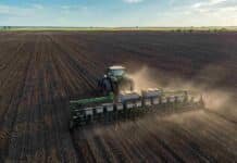 Maíz 2026/27: el área sembrada se mantendría en 8,4 Mha Tractor con sembradora trabajando sobre un extenso lote de la región pampeana durante la campaña de maíz 2026/27.