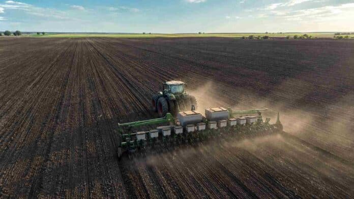 Tractor con sembradora trabajando sobre un extenso lote de la región pampeana durante la campaña de maíz 2026/27.