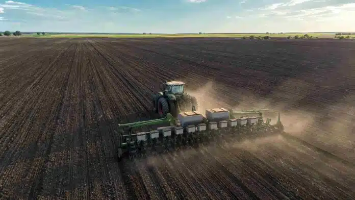 Tractor con sembradora trabajando sobre un extenso lote de la región pampeana durante la campaña de maíz 2026/27.