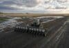 Comenzó la siembra de maíz temprano y se retomaron lentamente las actividades agrícolas Tractor con sembradora de maíz temprano trabajando en un lote húmedo y con sectores encharcados del centro norte de Santa Fe.