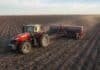 Trigo: finalizó la siembra y crecen las expectativas de rinde Tractor Massey Ferguson con sembradora Super Walter durante la siembra de trigo en un campo de la Pampa Húmeda argentina.