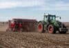 Trigo 2026/27: casi completa la siembra y arranca la etapa clave para el rendimiento Tractor Fendt con sembradora Apache realizando siembra de trigo sobre rastrojo de soja en un campo del sudeste bonaerense