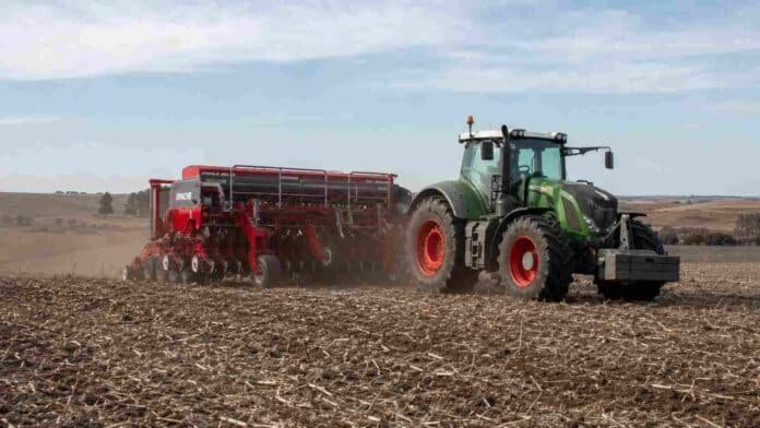 siembra-trigo-rastrojo-soja-fendt-apache Tractor Fendt con sembradora Apache realizando siembra de trigo sobre rastrojo de soja en un campo del sudeste bonaerense