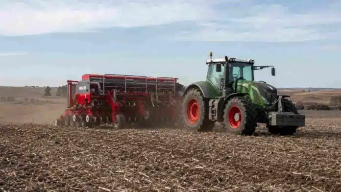 siembra-trigo-rastrojo-soja-fendt-apache Tractor Fendt con sembradora Apache realizando siembra de trigo sobre rastrojo de soja en un campo del sudeste bonaerense