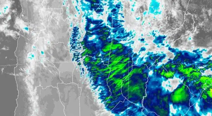 Imagen satelital de un sistema de tormentas y abundante nubosidad sobre el centro y norte de Argentina.