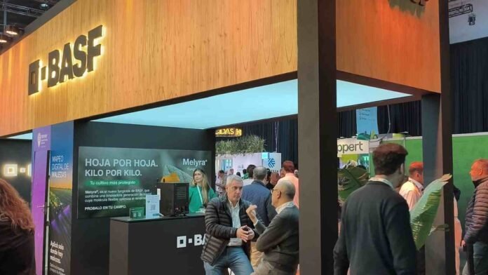stand de basf en aapresid 2026 Stand de BASF durante el Congreso Aapresid 2026 en Rosario, con visitantes y exhibición de soluciones para protección de cultivos y agricultura digital.