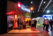 Con más agua en los perfiles, el maíz temprano gana terreno para la nueva campaña Stand de Illinois Semillas en una exposición agropecuaria, con visitantes y material promocional vinculado al cultivo de maíz.