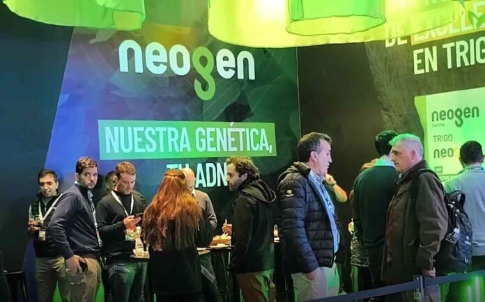 Stand de Neogen durante el Congreso Aapresid 2026, con visitantes y representantes de la empresa en el espacio dedicado a genética de soja.