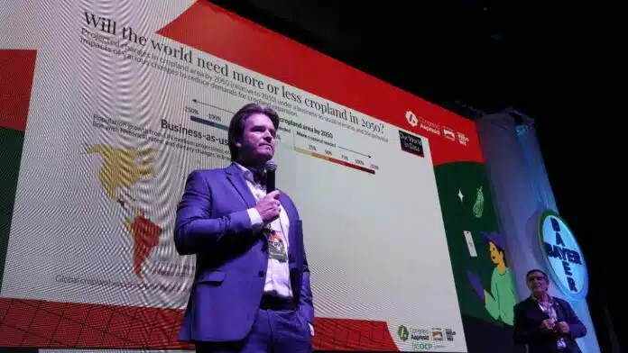 suelos-argentinos-fosforo-aapresid-2026 Leonardus Vergütz durante una exposición sobre fósforo y resiliencia de los suelos argentinos en el Congreso Aapresid 2026.