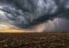 Cambia el tiempo: vuelven las tormentas y el norte llegará a 37 °C Tormenta con cortina de lluvia y relámpagos avanzando sobre un campo agrícola de la región central de Argentina