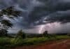 Activan alertas por tormentas, nevadas y viento en el NEA, Cuyo y Patagonia Tormenta eléctrica intensa sobre un paisaje rural, con relámpago potente, nubes oscuras, viento fuerte y camino de tierra en primer plano
