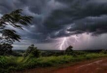 Activan alertas por tormentas, nevadas y viento en el NEA, Cuyo y Patagonia Tormenta eléctrica intensa sobre un paisaje rural, con relámpago potente, nubes oscuras, viento fuerte y camino de tierra en primer plano