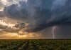El SMN prevé tormentas en el NEA y frío polar en la región pampeana hacia el viernes Tormenta eléctrica sobre un campo de cultivo del norte argentino, con nubes cumulonimbus, relámpagos y luz dorada de atardecer.